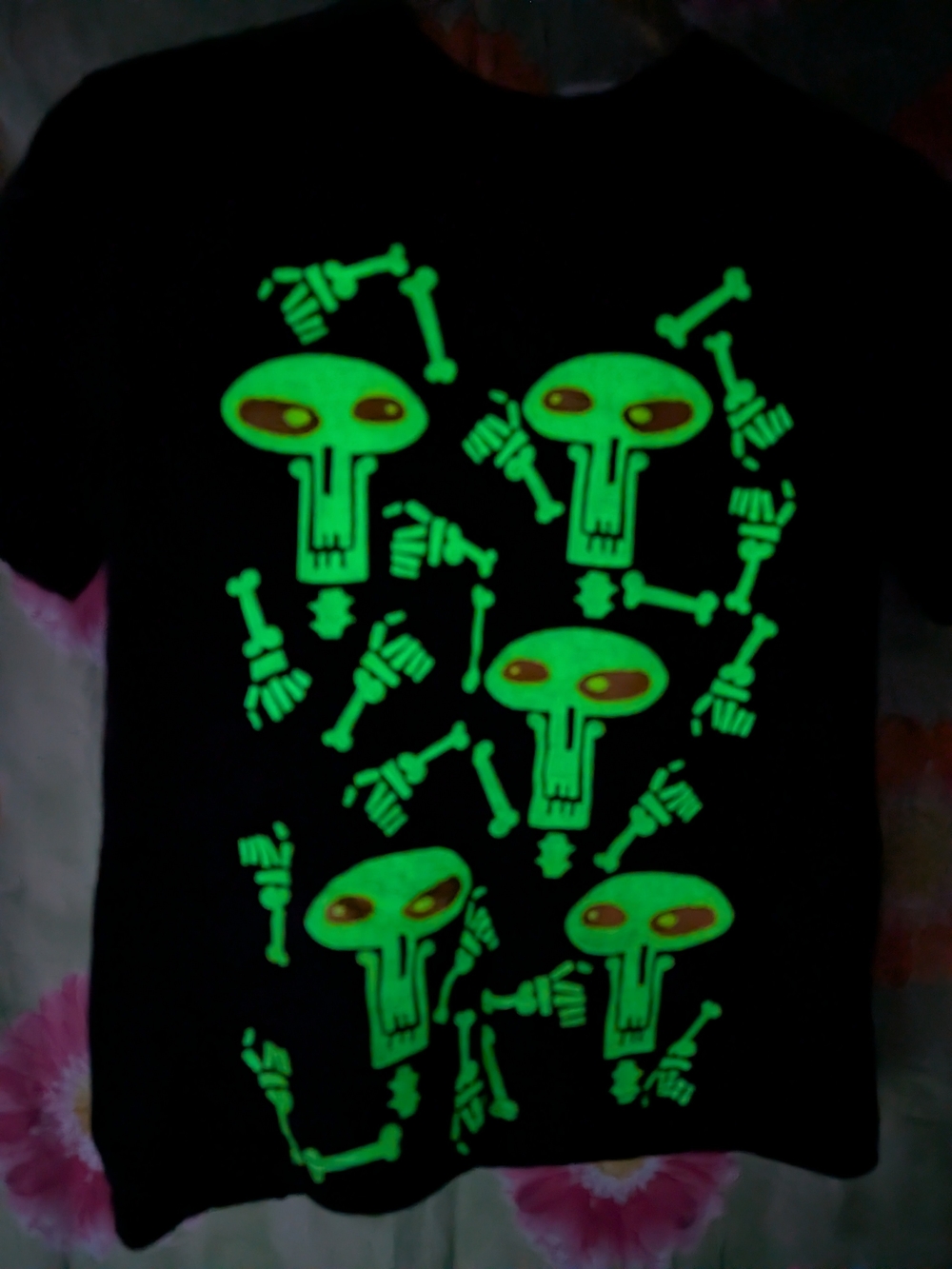 Glow in the Dark Halloween T-shirt kids size M Alien Skulls